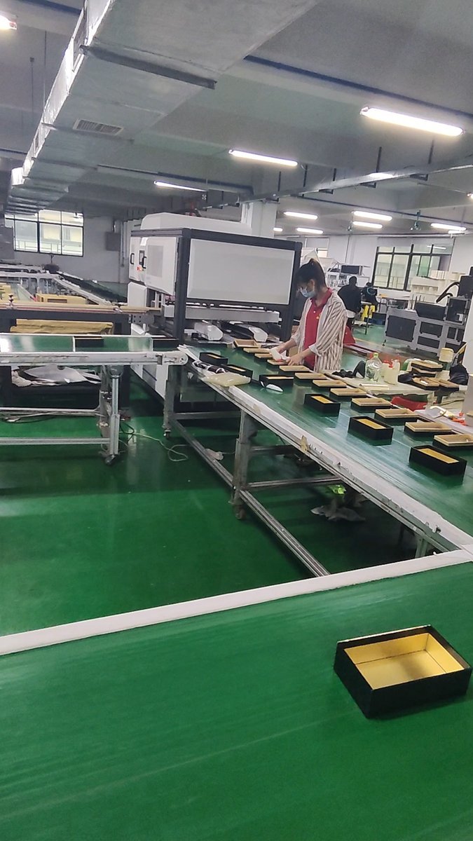 Lắp ráp hộp quà thủ công